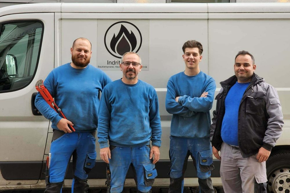 Das Team der Bauklempnerei Citozi vor dem Firmenwagen